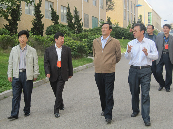 烟台市教育局副局长徐杰来我校视察工作-学校